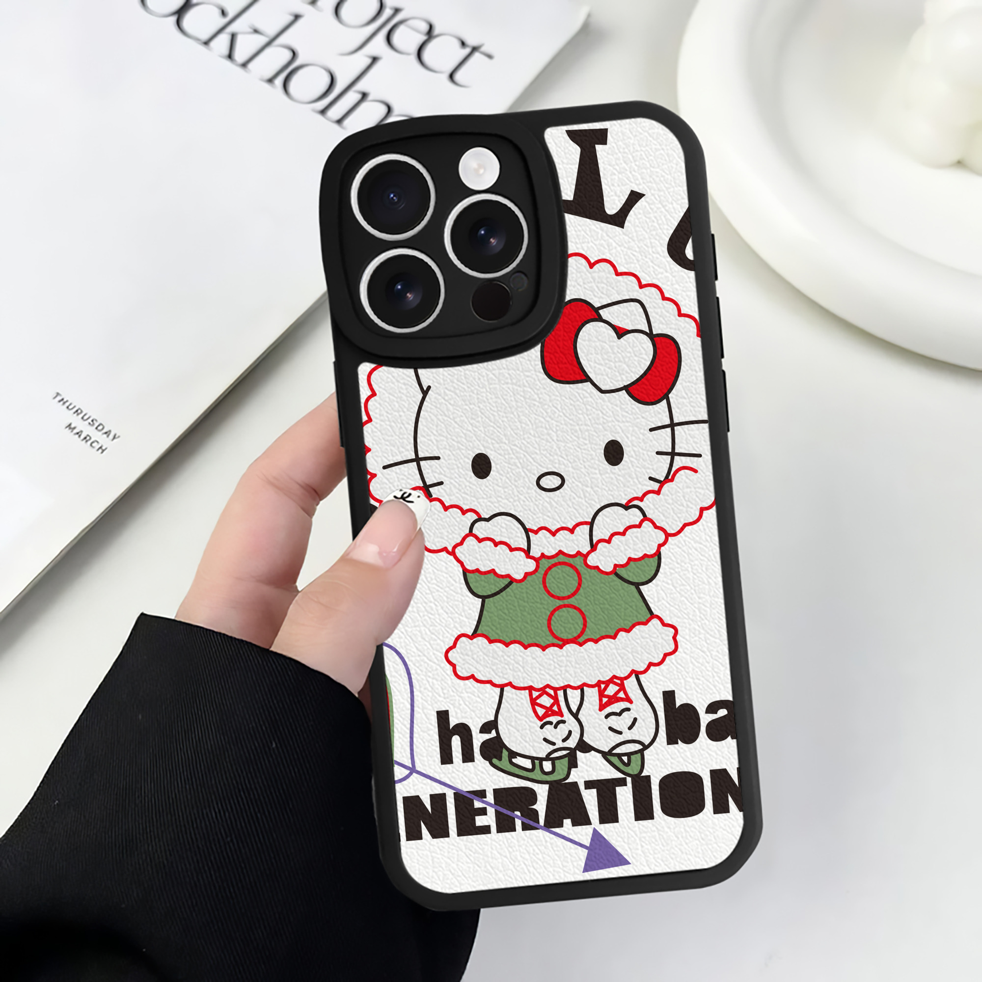 （画像用） Hello Kitty ハローキティ 【iPhone 16シリーズ対応】シリコンスマホケース（レザー調） 材質：シリコン